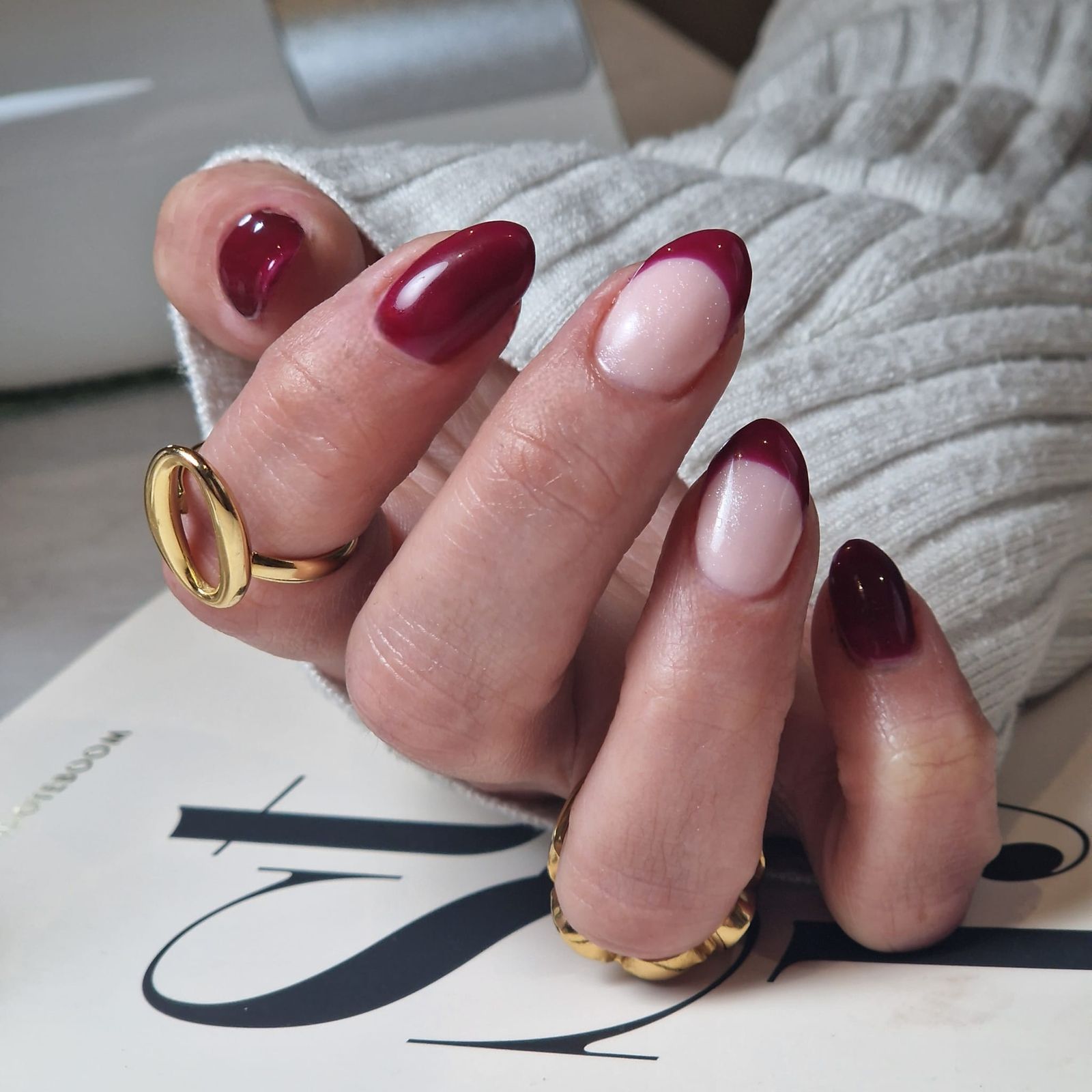 Kersenrode nagels met een zachtroze French
