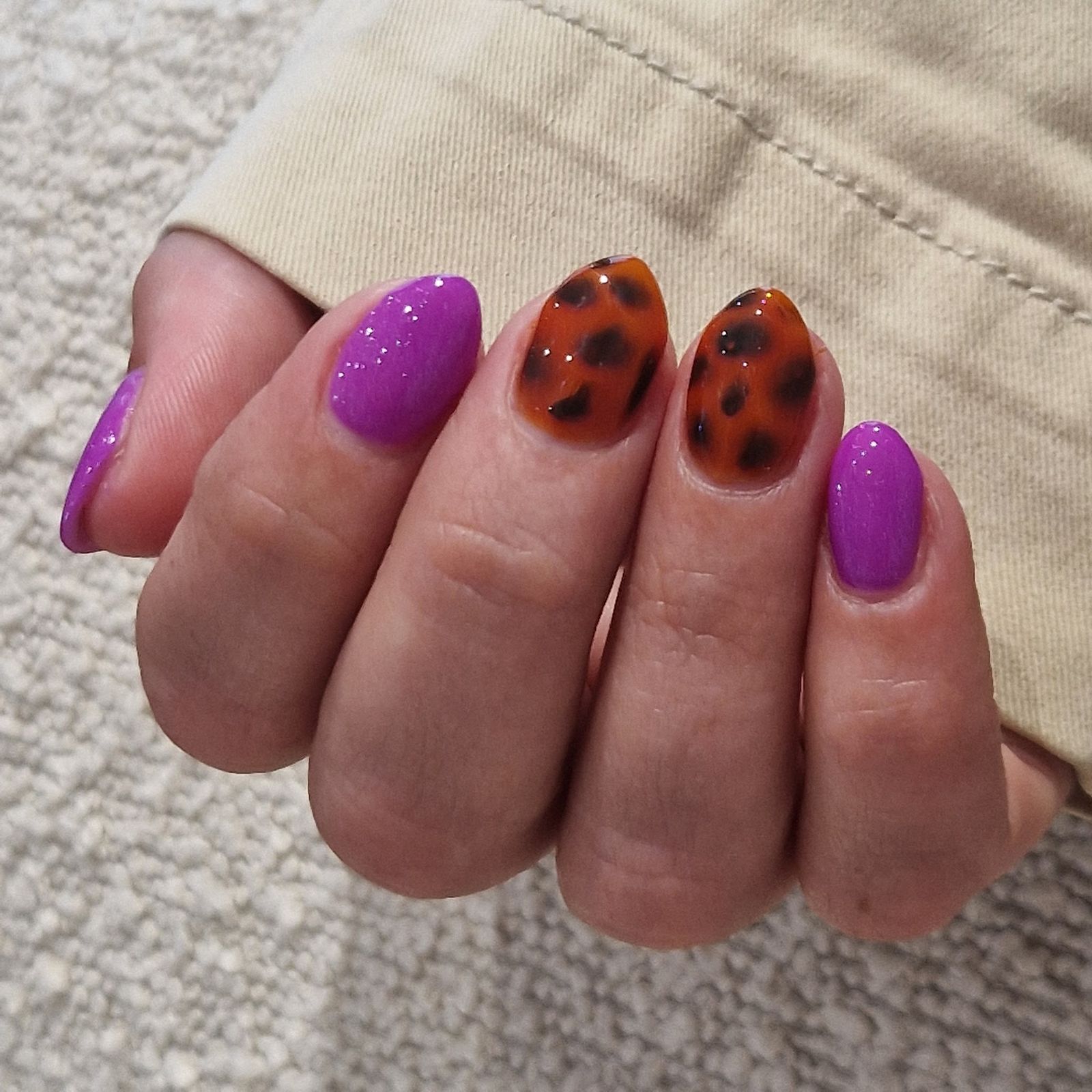 Nagels in tortoiseshell met glitterend paars