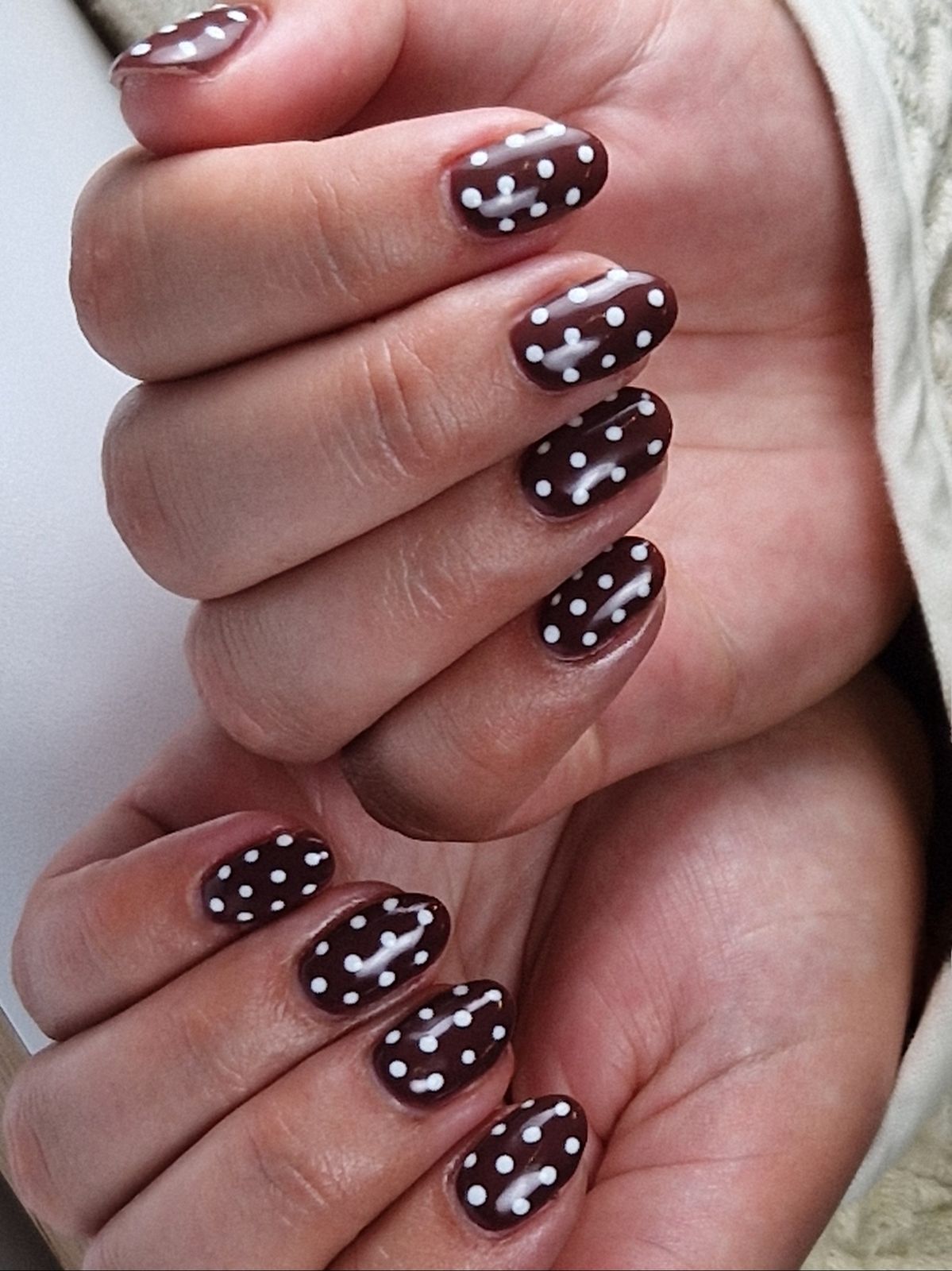 Chocoladebruine nagels met witte polka dots