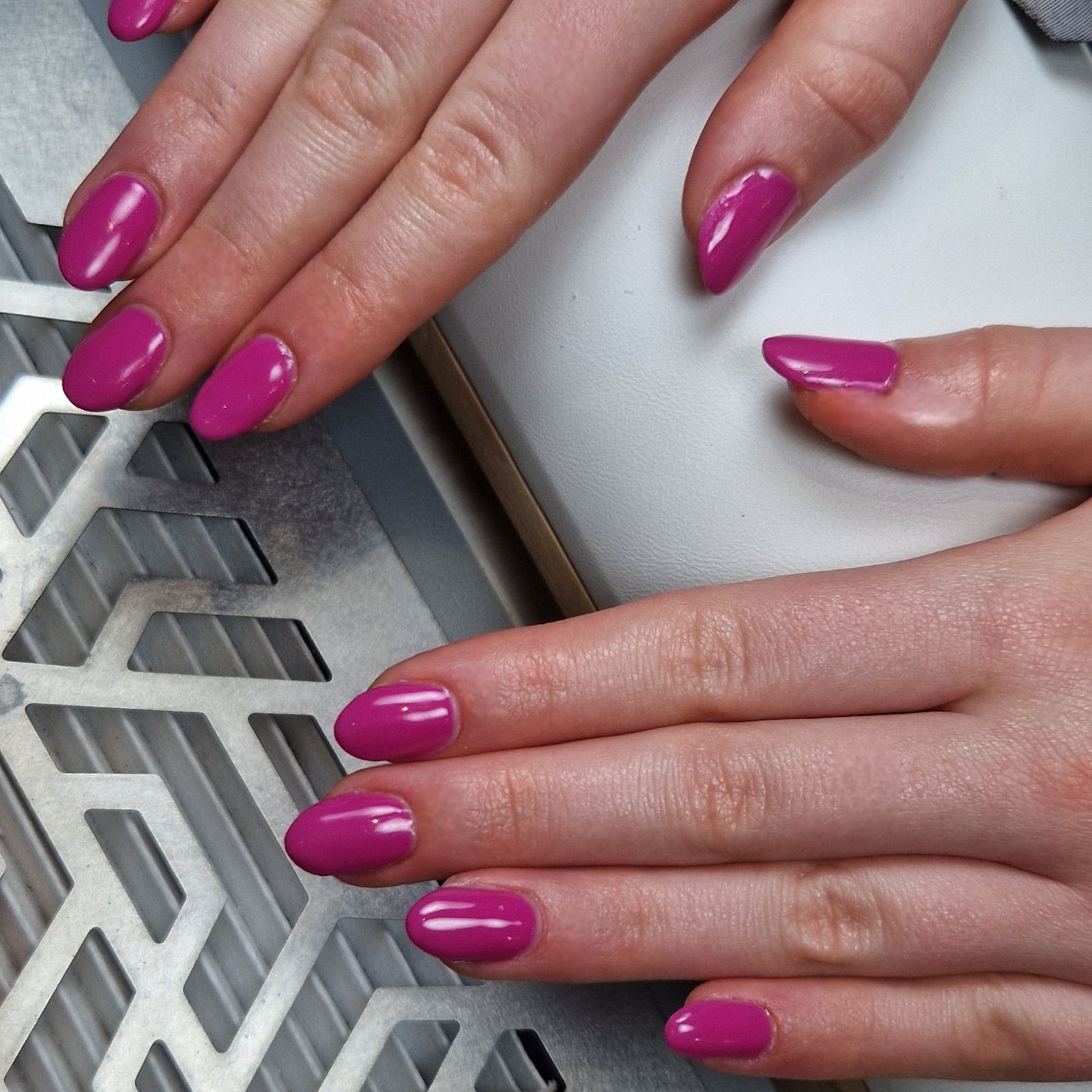 Fuchsia gellak aan de werktafel in de salon
