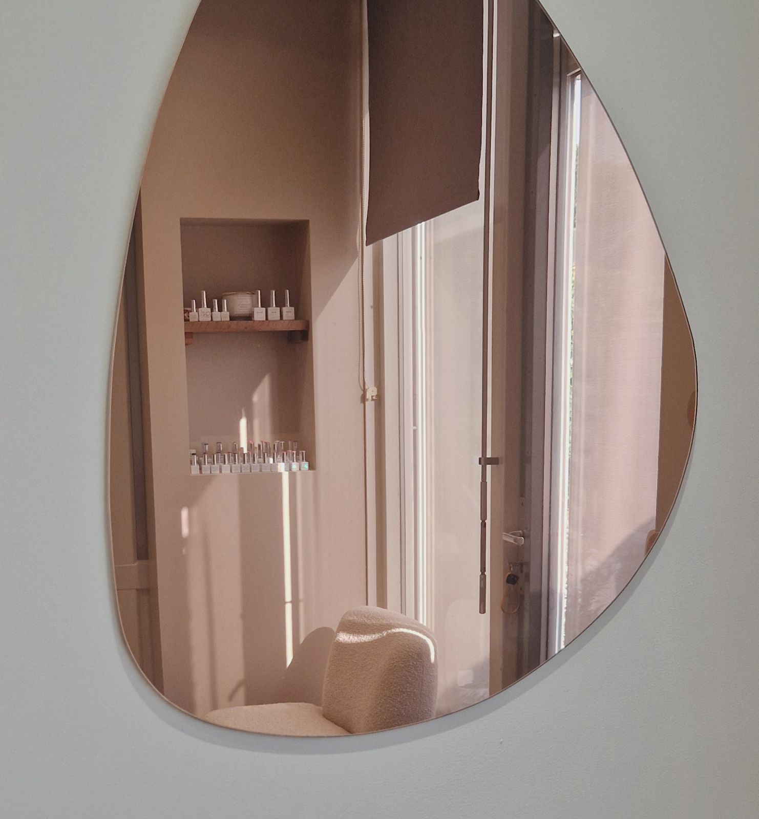 Spiegel met de salon van Martje erin weerspiegeld